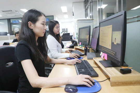 영남이공대에 유학중인 뭉골과 미얀마 출신 학생들이 모국어로 온라인 강의를 듣고 있다. 영남이공대 제공