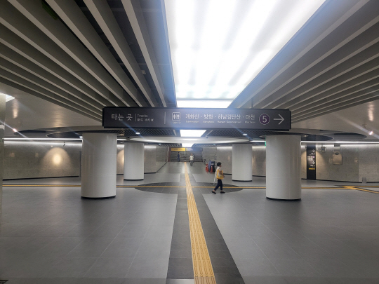 서울 강서구 발산역의 지하보도 리모델링 공사가 완료돼 깔끔하고 쾌적한 모습을 선보이고 있다. 강서구청 제공