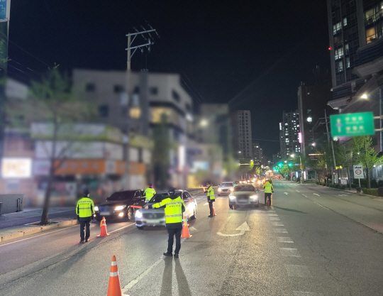 울산경찰청 소속 경찰관들이 음주단속을 하고 있다.(사진은 기사 내용과 관련 없음) 울산경찰청 제공