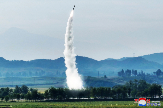 북한이 고중량 재래식 탄두를 장착한 신형 단거리탄도미사일(SRBM) 시험발사에 성공했다고 19일 밝혔다. 북한 미사일총국은 전날 "신형전술탄도미사일 ‘화성포-11다-4.5’ 시험발사와 개량형전략순항미사일 시험발사를 성공적으로 진행했다고 조선중앙통신이 이날 보도했다. 노동신문 등 대내 매체에는 이례적으로 공개되지 않았다. 조선중앙통신 캡처/연합뉴스