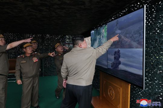 북한이 고중량 재래식 탄두를 장착한 신형 단거리탄도미사일(SRBM) 시험발사에 성공했다고 19일 밝혔다. 북한 미사일총국은 전날 "신형전술탄도미사일 ‘화성포-11다-4.5’ 시험발사와 개량형전략순항미사일 시험발사를 성공적으로 진행했다고 조선중앙통신이 이날 보도했다. 조선중앙통신 캡처/연합뉴스
