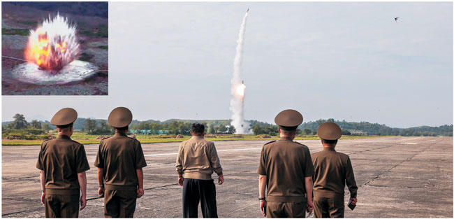 북한이 고중량 재래식 탄두를 장착한 신형 단거리탄도미사일(SRBM) 시험 발사에 성공했다고 19일 조선중앙통신이 보도했다. 작은 사진은 북한의 신형 SRBM이 내륙에 떨어져 표적을 타격하는 모습. 연합뉴스