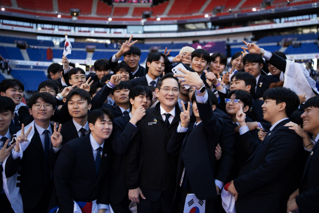 이재용 삼성전자 회장이 지난 15일 프랑스 리옹 그루파마스타디움에서 열린 국제기능올림픽 폐회식에 참석해 국가대표 선수단과 기념사진을 찍고 있다. 삼성전자 제공