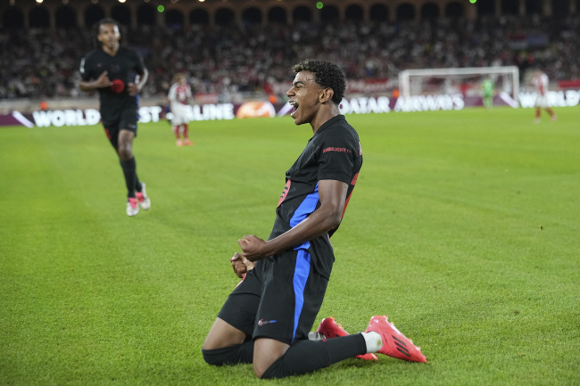 바르셀로나의 라민 야말이 20일 오전(한국시간) 프랑스 모나코에서 열린 UEFA 챔피언스리그 리그 페이즈 1차전에서 전반 28분 AS 모나코의 골망을 흔든 뒤 포효하고 있다.  AP 연합뉴스