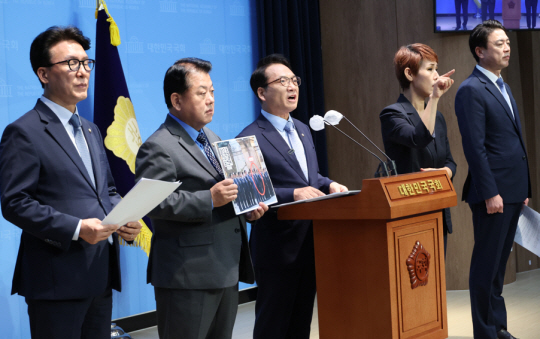 더불어민주당 소속 국회 국방위원회 위원들이 20일 오후 서울 여의도 국회 소통관에서 계엄을 빙자한 친위 쿠데타를 방지하기 위한 ‘서울의 봄 4법’ 발의 기자회견을 하고 있다. 왼쪽부터 김민석·김병주·박선원 의원, 맨 오른쪽 부승찬 의원. 연합뉴스