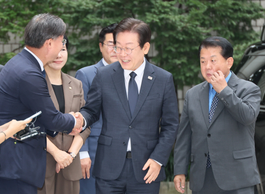 이재명 더불어민주당 대표가 20일 서울 서초구 서울중앙지법에서 열리는 공직선거법 위반 1심 결심 공판에 출석하기 위해 법원 청사에 도착, 박찬대 원내대표와 김병주·전현희 최고위원 등 의원들과 인사를 나누고 있다. 연합뉴스
