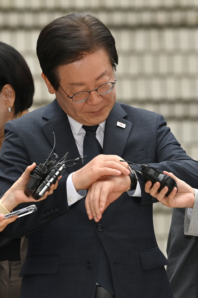 이재명 더불어민주당 대표가 20일 오전 서울 서초구 서울중앙지법에서 공직선거법 위반 혐의 결심공판에 출석하기 전 시계를 들여다보고 있다.  백동현 기자