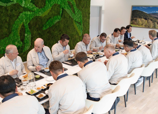 정의선(뒷줄 왼쪽 네 번째) 현대차그룹 회장이 현대차 체코공장·유럽권역 근무 임직원들과 오찬을 함께하고 있다. 현대차그룹 제공