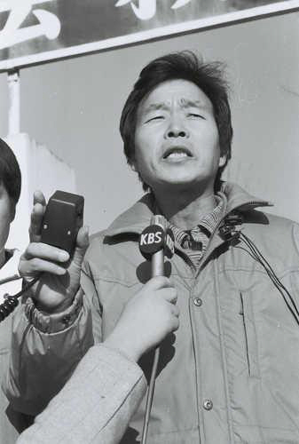 1988년 12월21일  공주교도소앞에서 열린 약식 환영회에서 답사에 나선 장기표씨가 이번 석방은 선별기만적인 조치라고 비난하고 양심수전원석방을 위해 싸우겠다고 밝혔다. 연합뉴스