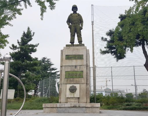 조선대 법학과 출진으로 1970년 모교인 전주고등학교 내에 건립된 소병민 중령 동상.6·25전쟁에서 전공을 세운 소 중령은 1968년 11월 3일 충남 서산지구 침투 북한 무장공비 소탕 작전을 진두 지휘하던 중 장렬히 산화했다. 전북동부보훈지청 제공