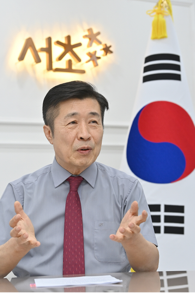 전성수 서울 서초구청장이 지난 20일 구청에서 가진 문화일보와의 인터뷰에서 이번 주말 이틀 동안 펼쳐지는 ‘서리풀페스티벌’ 프로그램을 설명하고 있다. 백동현 기자