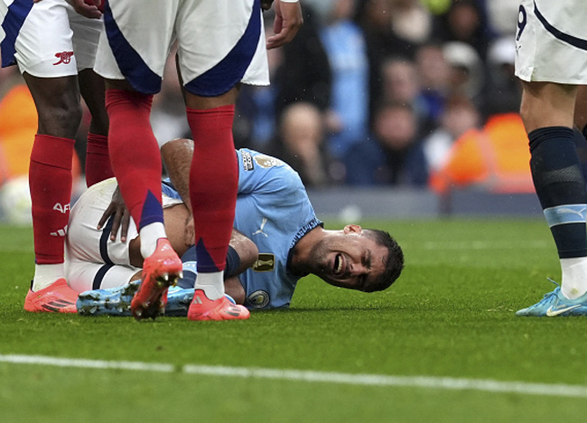 맨체스터시티의 로드리가 23일(한국시간) 영국 맨체스터의 에티하드 스타디움에서 열린 아스널과의 EPL 홈경기에서 고통스러운 표정으로 무릎 통증을 호소하고 있다.  AP 뉴시스