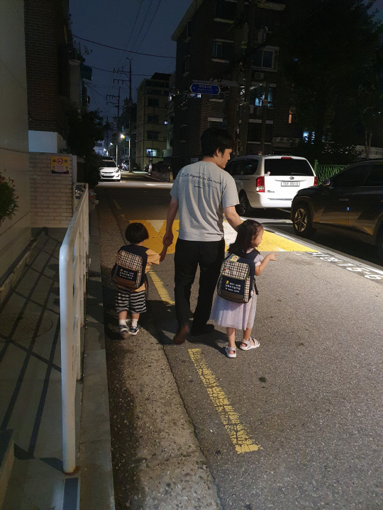 양천구 밤샘 긴급돌봄 어린이집에 아이를 맡기러 가는 모습. 양천구청 제공