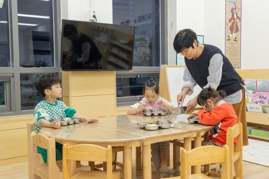 서울 양천구 밤샘 긴급돌봄 어린이집에서 아이들이 저녁 식사를 하고 있다. 양천구청 제공