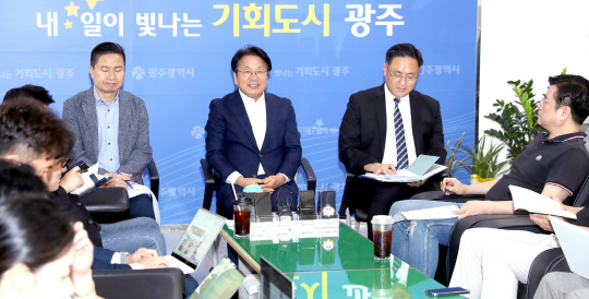 강기정(가운데) 광주시장이 출입기자들과 차담회를 하고 있다. 광주시청 제공