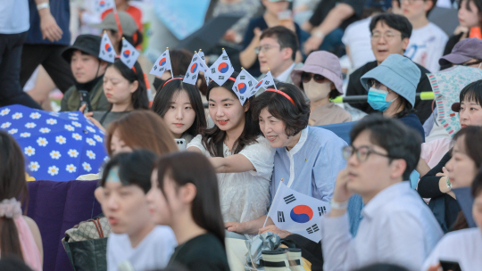 강정애 국가보훈부 장관이 지난 6월 8일 서울시 송파구 올림픽공원 88잔디마당에서 열린 제1회 대한민국 보훈 문화제 2024 코리아 메모리얼 페스타에 참석해 시민들들과 함께 공연을 관람하고 있다. 국가보훈부 제공