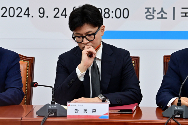 한동훈 국민의힘 대표가 24일 오전 국회에서 열린 청년 취업지원 대책 관련 당정협의회에서 생각에 잠겨 있다.  문호남 기자