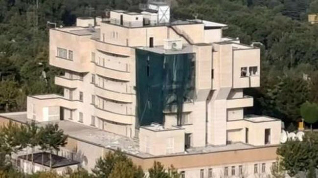 지난 7월 팔레스타인 무장정파 하마스 최고 정치지도자 이스마일 하니예가 암살당한 테헤란의 호텔 외곽이 폭발로 손상돼 있다. AP 연합뉴스