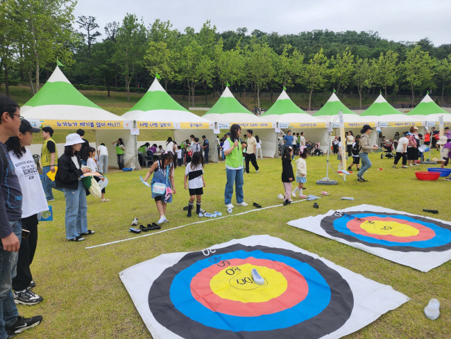 지난 5월 대구 달서구 두류공원 시민광장에서 이주배경 아동들이 한국의 전통놀이인 고무신 던지기를 즐기고 있다.  초록우산 제공