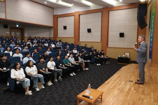 강호동(오른쪽) 농협중앙회장이 24일 경기 고양시 농협 중앙교육원에서 범농협 직원들을 대상으로 농협이념 특강을 하고 있다. 농협중앙회 제공