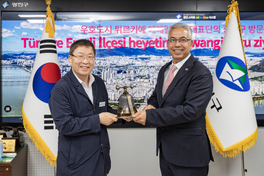김경호(왼쪽) 서울 광진구청장이 위밋 악프나르 튀르키예 에레일리구청장과 기념품을 교환히고 있다. 광진구청 제공