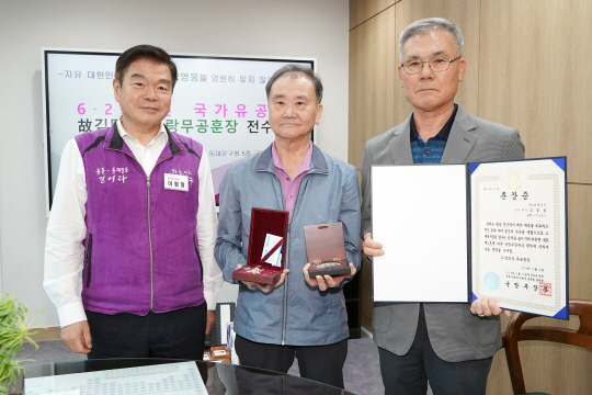 이필형(왼쪽) 서울 동대문구청장이 24일 구청에서 열린 6·25 참전 국가유공자 화랑무공훈장 전수식에서 유족들과 기념촬영을 하고 있다. 동대문구청 제공