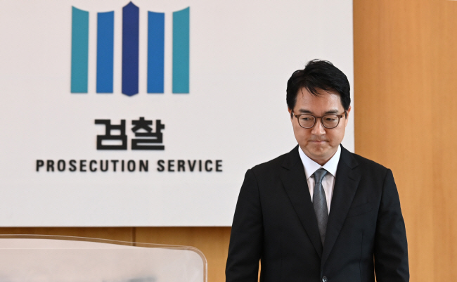 19일 서울 서초구 대검찰청에서 열린 제46대 검찰총장 취임식에 참석한 심우정 신임 검찰총장이 굳은 표정을 짓고 있다.  윤성호 기자
