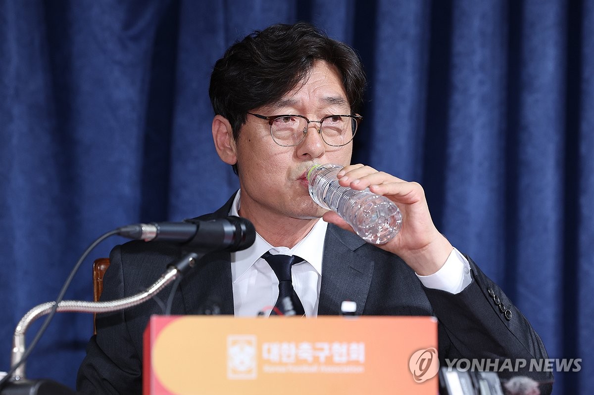 (서울=연합뉴스) 이임생 대한축구협회 기술총괄이사가 8일 오전 서울 종로구 축구회관 회의실에서 축구협회가 차기 대표팀 감독으로 홍명보 울산 HD 감독을 내정한 것과 관련해 취재진 질문에 답하던 중 물을 마시고 있다. 2024.7.8