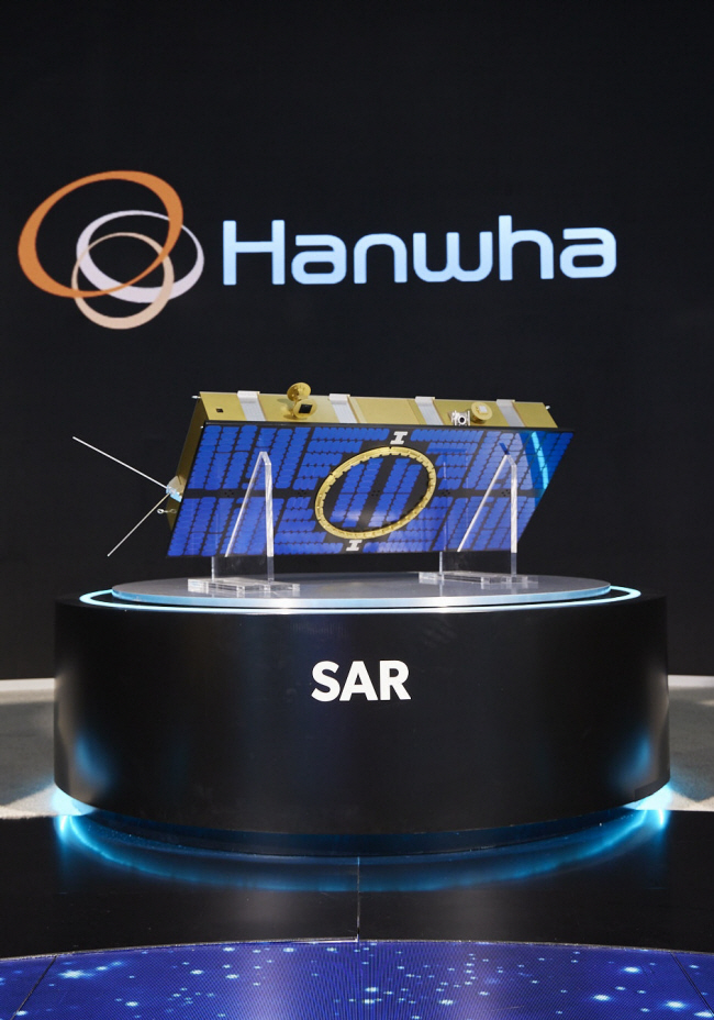 한화시스템이 국방과학연구소와 함께 순수 우리 기술로 개발한 소형 합성개구레이더(SAR) 위성.  한화시스템 제공