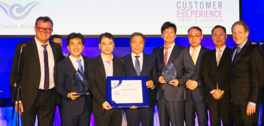 지난 25일 미국 애틀랜타 조지아 아쿠아리움에서 열린 ‘제6회 고객경험 글로벌 서밋(Customer Experience Global Summit)’에서 인천공항이 최고 단계인 전 세계 공항 최초로 고객경험 인증 5단계 인증상을 받고 있다. 왼쪽부터 루디 다니엘로(Rudy Daniello) 아마데우스(Amadeus)사 공항·항공사 운영부문 부사장, 권혁진 서울지방항공청장,  장기호 인천국제공항공사 노동조합위원장, 이학재 인천국제공항공사 사장, 장성환 인천국제공항공사 이사회 의장, 노성재 대한항공 인천여객서비스지점장, 김종민 인천공항출입국외국인청장, 저스틴 엘바치(Justin Erbacci) 국제공항협의회 세계본부(ACI World) 사무총장. 인천국제공항공사 제공