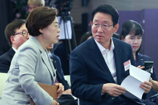 김상훈 국민의 힘 정책위의장과 김정재 저출생대응특별위원회 위원장이 25일 서울 영등포구 여의도 중소기업중앙회에서 ‘일·가정 양립 우수기업 성과 공유’를 주제로 열린 4차 인구비상대책회의에서 대화를 나누고 있다. 뉴시스