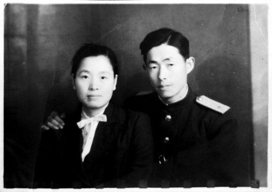 조선인민군 소령 복장의 정율성이 1947년 평양에서 부인 딩쉐쑹과 함께 찍은 사진. 민속원 제공