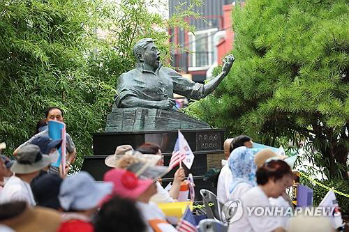 정율성 기념사업 찬반 논란이 이어진 2023년 8월 28일 오후 광주 남구 정율성로 인근에서 보수단체인 자유통일당 관계자들이 기념사업에 반대하는 집회를 하고 있다. 연합뉴스