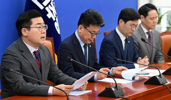 박찬대(왼쪽) 더불어민주당 원내대표가 26일 오전 국회에서 열린 정책조정회의에서 발언하고 있다. 곽성호 기자