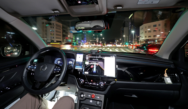 25일 오후 11시 30분 서울 강남구 일대에서 서울시 심야 자율주행 택시가 시험 운행을 하고 있다. 연합뉴스