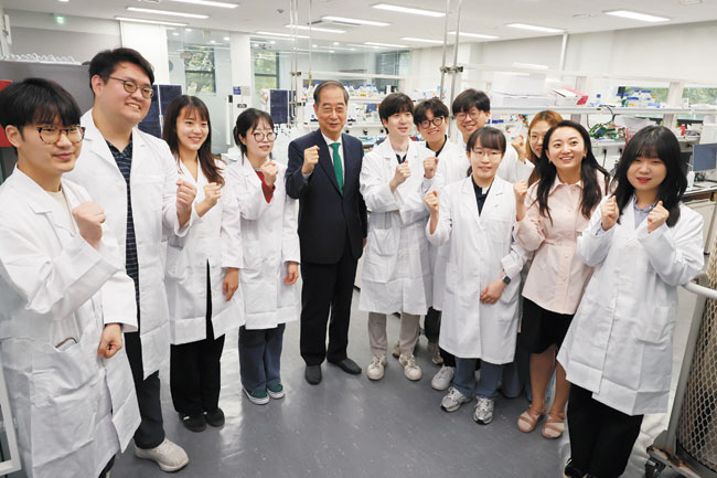한덕수(왼쪽 다섯 번째) 국무총리가 ‘제3차 인재양성전략회의’ 참석을 위해 서울 관악구 서울대를 방문, 인공지능(AI) 관련 연구시설인 해동첨단공학관을 둘러보고 연구원들과 기념 촬영을 하고 있다. 연합뉴스