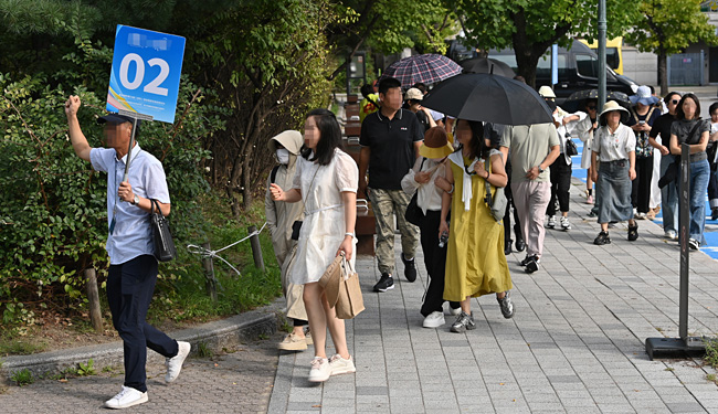27일 오전 서울 종로구 경복궁 인근에서 중국인 관광객들이 가이드를 따라 이동하고 있다. 백동현 기자