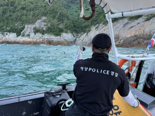 완도해양경찰서 소속 대원들이 해상을 수색하고 있다. 완도해양경찰서 제공