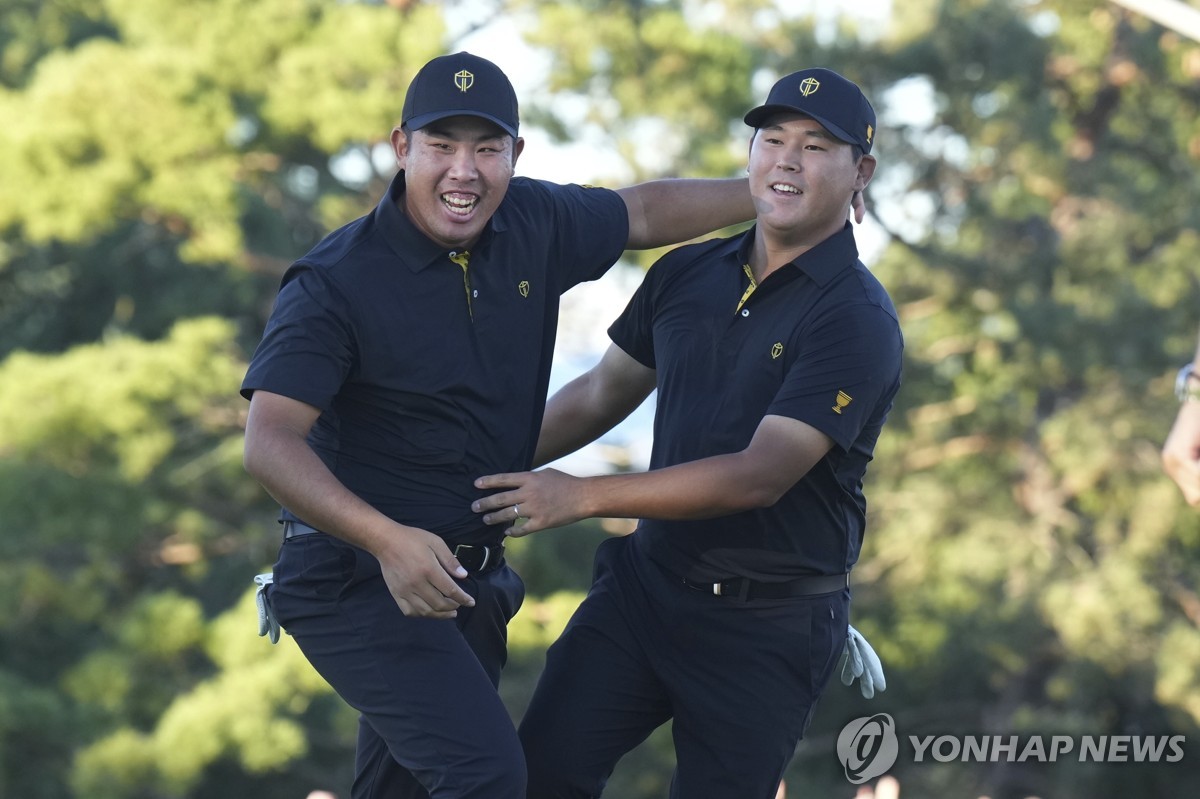 승리 확정한 뒤 기뻐하는 안병훈과 김시우 [연합뉴스]