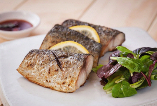 10월부터 본격적으로 살이 오르는 삼치는 구이요리에 제격이며 조림이나 찜 요리로도 사랑 받는 식재료다. 수산물 관련 누리집 ‘어식백세’ 캡처.