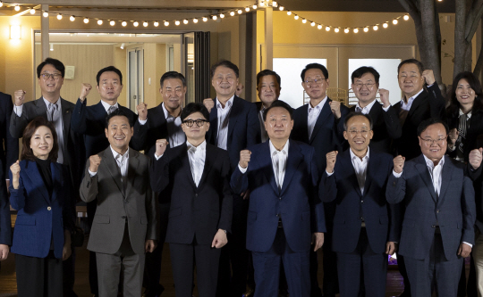 윤석열 대통령이 지난 24일 서울 용산 대통령실 앞 분수정원에서 열린 국민의힘 지도부 초청 만찬 뒤 한동훈 대표, 추경호 원내대표 등 국민의힘 지도부, 대통령실 참모진과 함께 기념 촬영을 하고 있다. 대통령실 제공