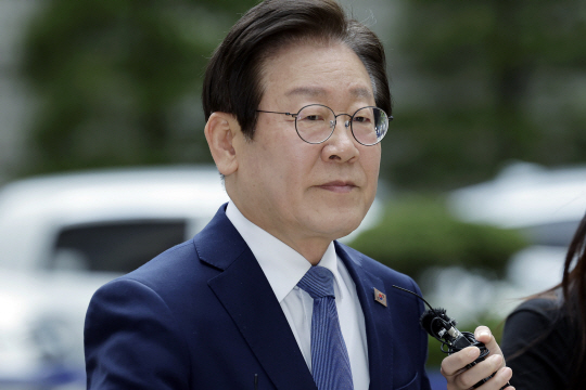 이재명 더불어민주당 대표가 27일 서울 서초구 서울중앙지방법원에서 열린 대장동 배임 및 성남FC 뇌물 의혹 공판에 출석하고 있다. 뉴시스