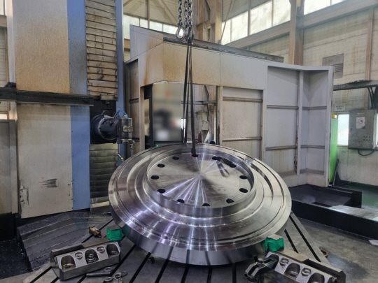 30일 부산 강서구 공장에서 작업자를 덮친 철제 부품. 부산 강서경찰서 제공