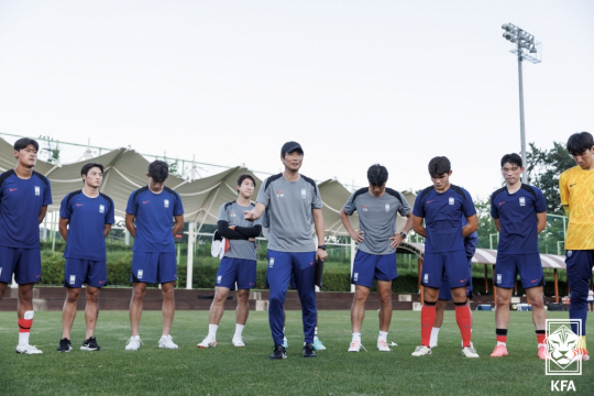 이창원(가운데) 감독과 U-19 한국 축구대표팀. 대한축구협회 제공