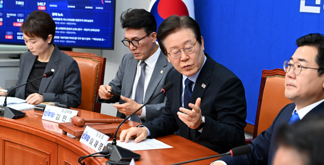 이재명(오른쪽 두 번째) 더불어민주당 대표가 30일 오전 국회에서 열린 최고위원회의에서 발언하고 있다.  곽성호 기자