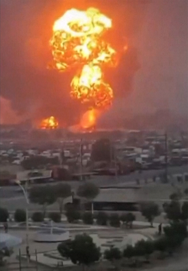 29일 예멘 후티 반군이 장악 중인 항구 도시 호데이다가 이스라엘군의 공습을 받은 뒤 거대한 화염에 휩싸여 있다. 이스라엘군은 호데이다 항구와 발전소 등을 공격했다고 밝혔다.  AFP 연합뉴스