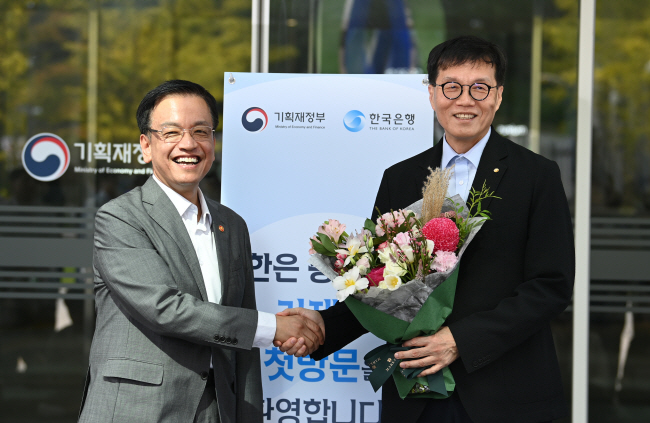최상목(왼쪽) 부총리 겸 기획재정부 장관과 이창용 한국은행 총재가 30일 오전 정부세종청사에서 ‘한국경제 “고르디우스의 매듭” 풀기:지속가능 경제를 위한 구조개혁’을 주제로 열린 타운홀 미팅에 앞서 악수를 나누고 있다.  박윤슬 기자