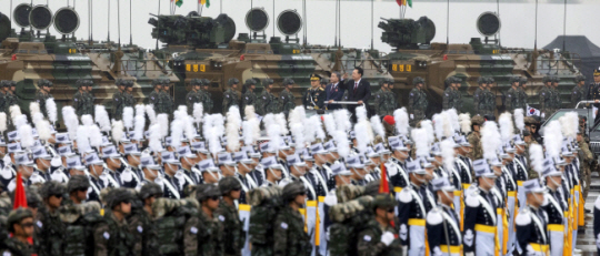 사열하는 윤 대통령 윤석열 대통령이 26일 오전 경기 성남 서울공항에서 열린 건군 제75주년 국군의 날 기념식에 참석해 차량에 올라 장비 부대를 사열하고 있다. 사진공동취재단