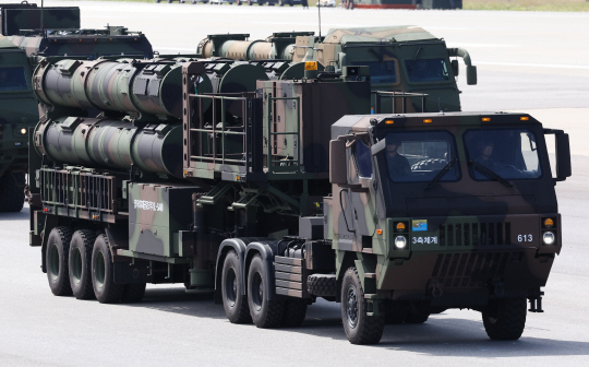 지난달 25일 경기도 성남시 서울공항에서 열린 제76주년 국군의 날 미디어데이 리허설에서 3축체계 장거리지대공유도무기 L-SAM이 이동하고 있다. 연합뉴스