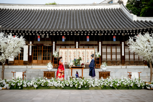 올해부터 ‘한국의 집’에서는 다문화가정, 새터민 등을 대상으로 전통혼례 지원 사업을 진행하고 있다. 국가유산진흥원 제공